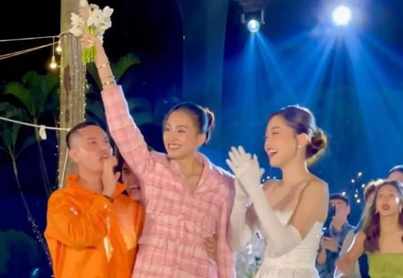 Tiểu Vy đã ba lần bắt được hoa cưới.