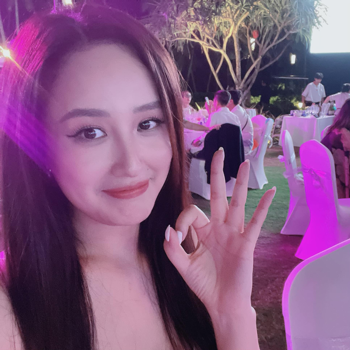 Mai Phương Thúy bắt được hoa cưới của Vân Hugo nhưng cũng tặng cho người khác.