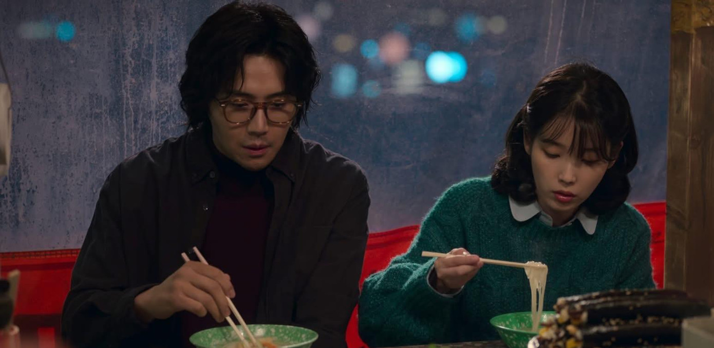 Kim Seon Ho tương tác ăn ý với IU. Kim Seon Ho tương tác ăn ý với IU.