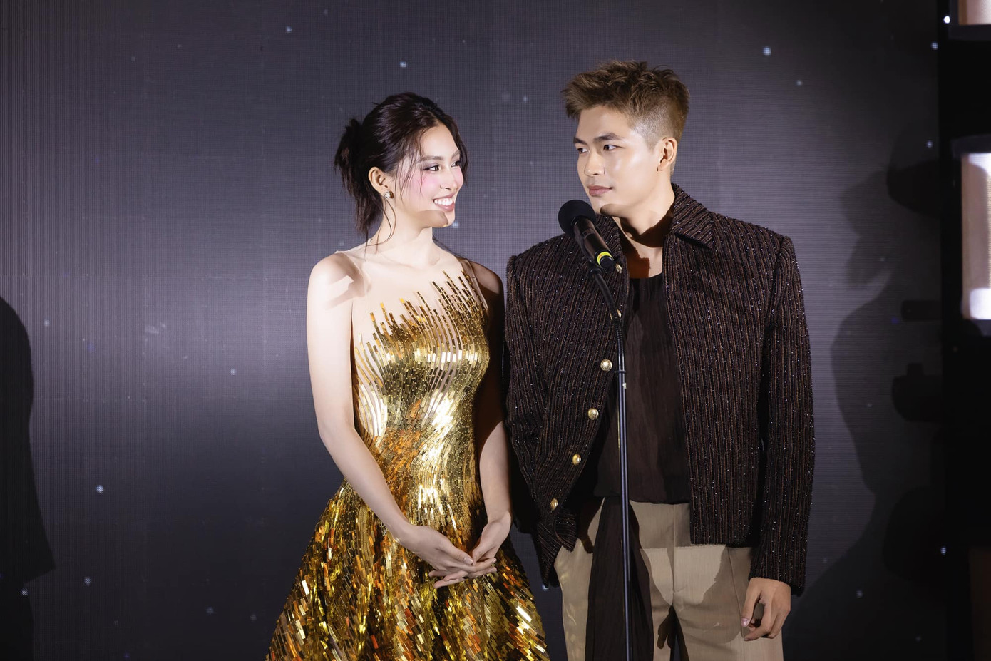 Lúc nào hai người cũng dành cho nhau ánh mắt tình cảm.