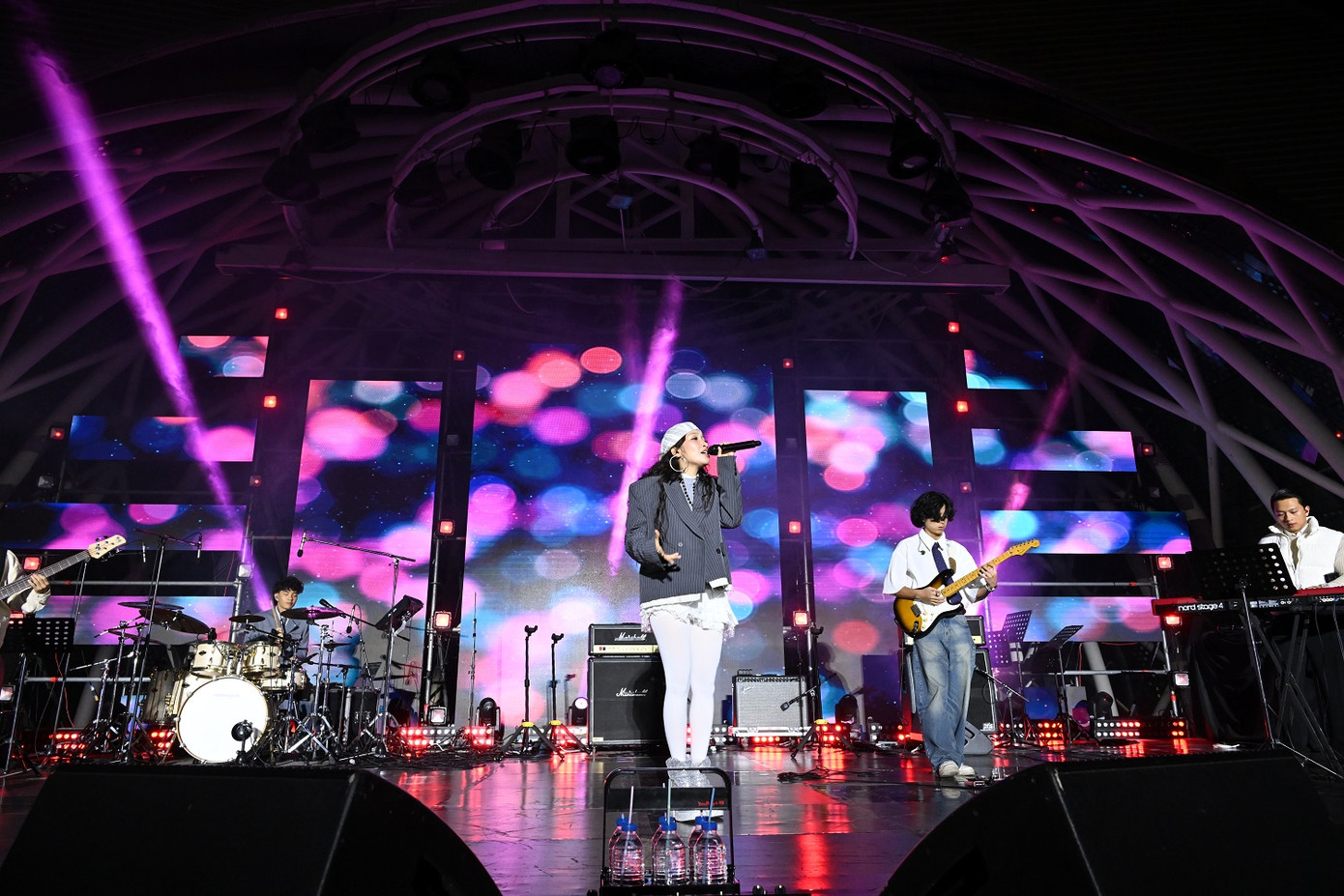 Cô đã từng trình diễn Letting Go ở các lễ hội âm nhạc quốc tế.