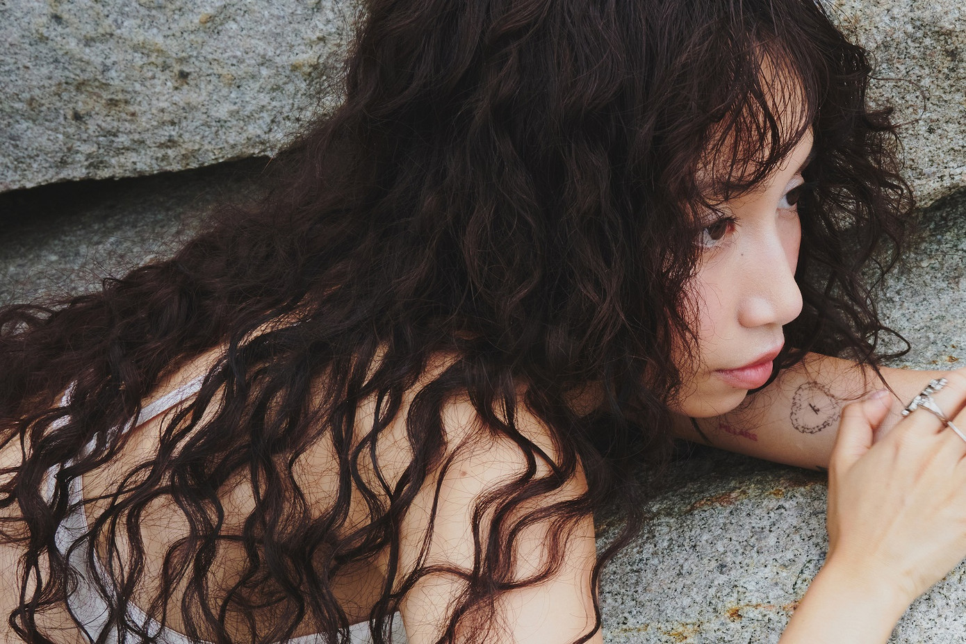 Mỹ Anh trưởng thành hơn trong ca khúc Letting Go.