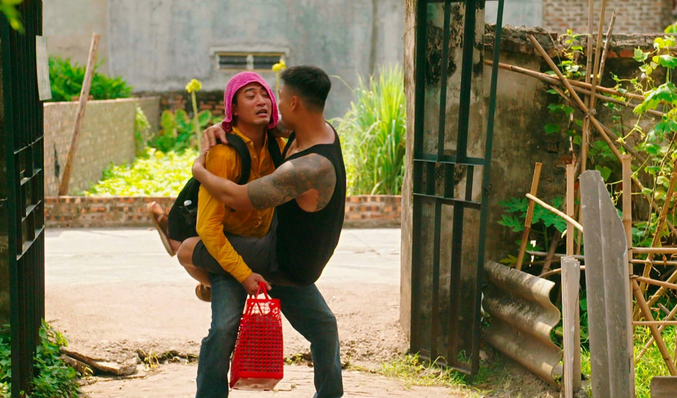 Khán giả tưởng Thành phải đi làm việc tay chân để kiếm sống. Khán giả tưởng Thành phải đi làm việc tay chân để kiếm sống.