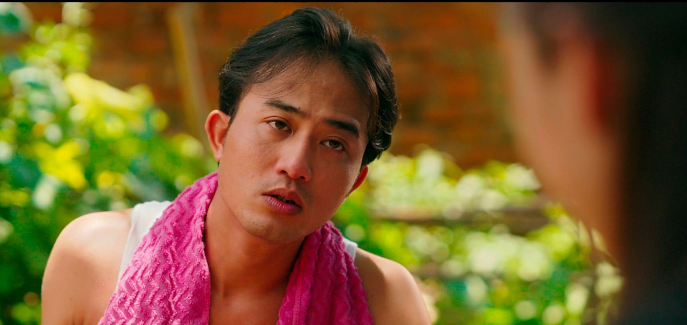 Thật khó phân biệt hai vai diễn của Doãn Quốc Đam. Thật khó phân biệt hai vai diễn của Doãn Quốc Đam.