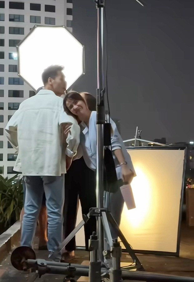 Huyền Lizzie nhí nhảnh bên đàn anh.