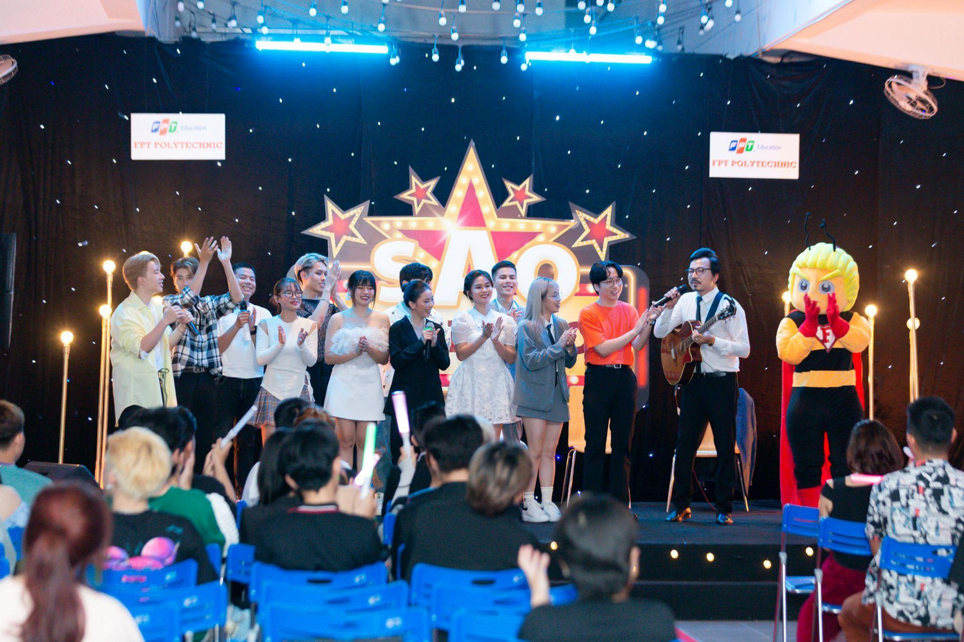 Trên phim thì thấy có dạ hội sinh viên, không biết ngoài đời thế nào? Trên phim thì thấy có dạ hội sinh viên, không biết ngoài đời thế nào?