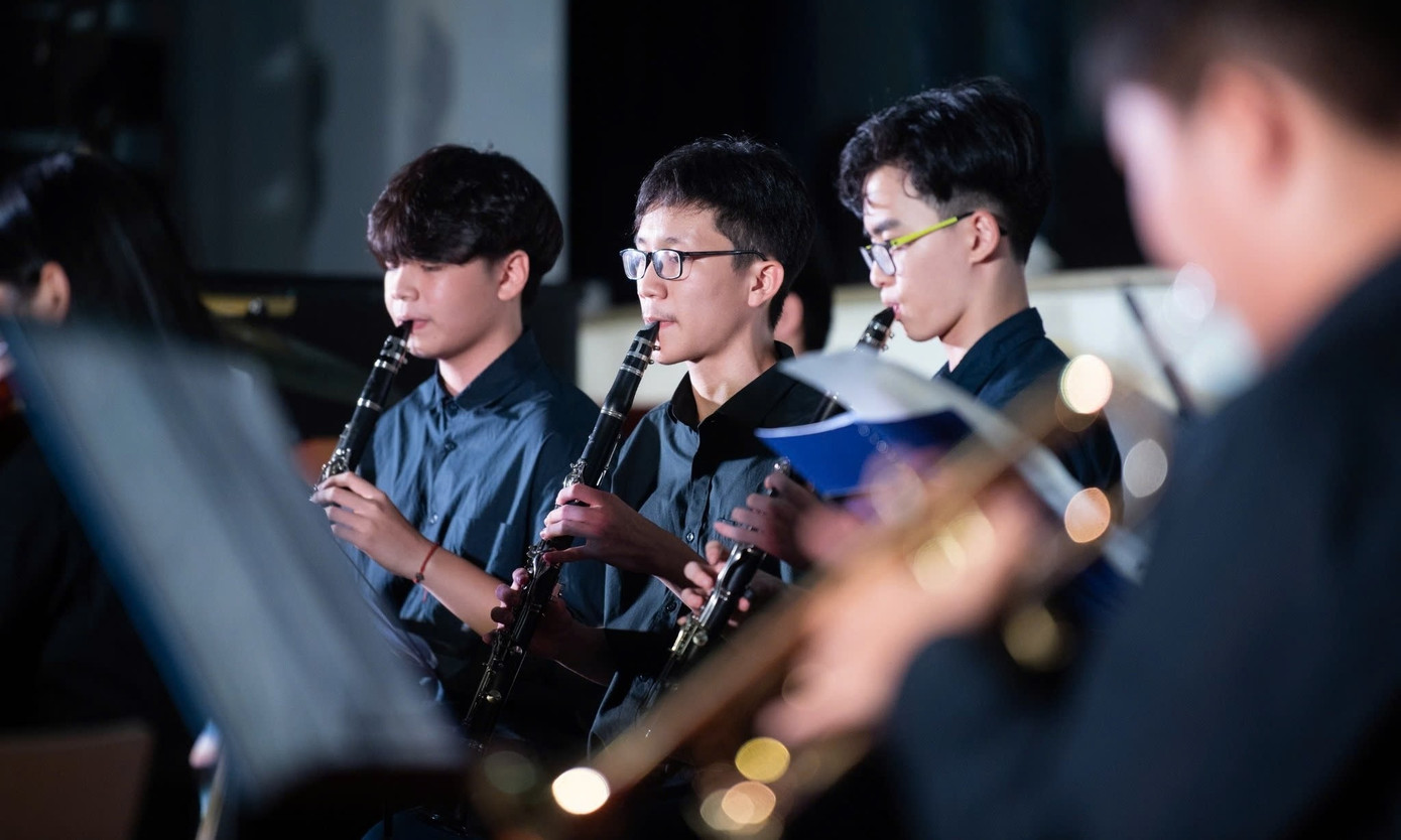 Đinh Thành An (phía ngoài cùng bên trái) đang tập luyện cùng dàn hợp xướng.