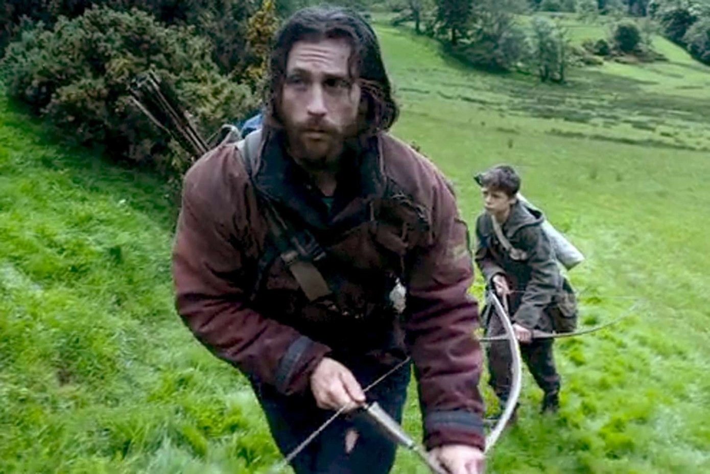 Hai cha con liều mạng đi vào đất liền.