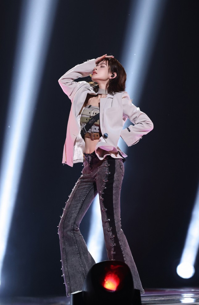 Đây là lần đầu Chi Pu giữ nguyên tóc ngắn khi trình diễn. Đây là lần đầu Chi Pu giữ nguyên tóc ngắn khi trình diễn.