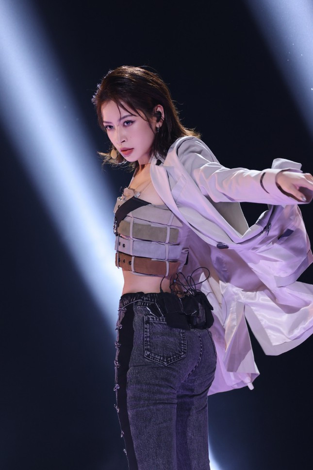 Netizen Trung Quốc đặc biệt thích thú chiếc áo thắt lưng của Chi Pu. Netizen Trung Quốc đặc biệt thích thú chiếc áo thắt lưng của Chi Pu.