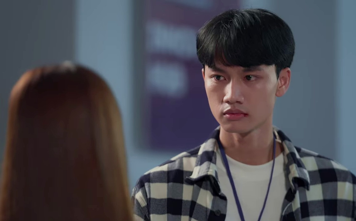 Dàn diễn viên cũng bị cho là nhìn già dặn hơn sinh viên.