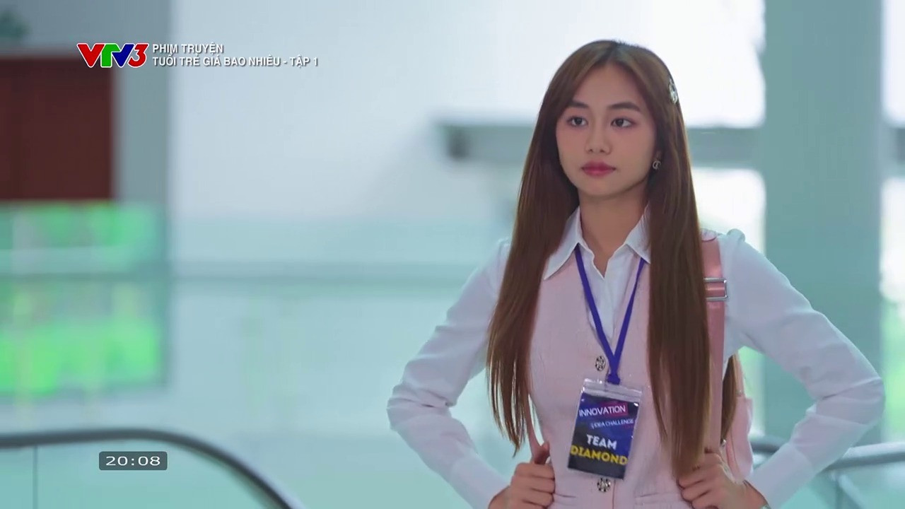 Dàn diễn viên cũng bị cho là nhìn già dặn hơn sinh viên.