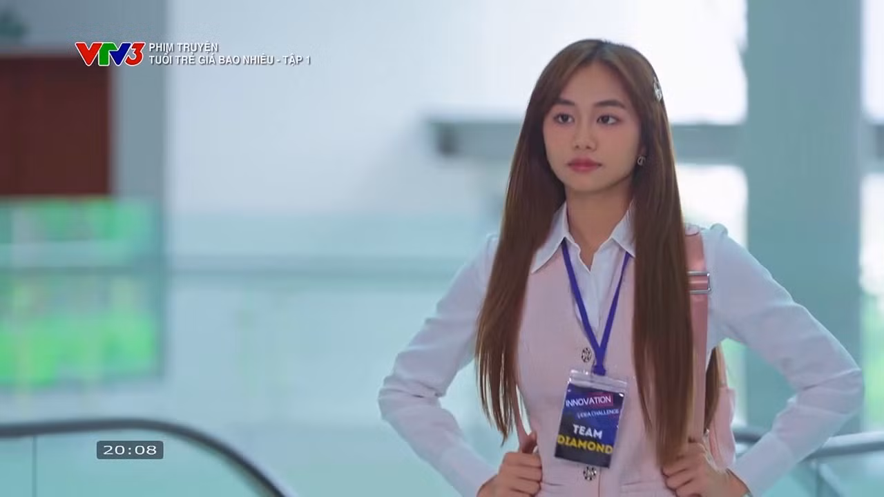 Dàn diễn viên cũng bị cho là nhìn già dặn hơn sinh viên.