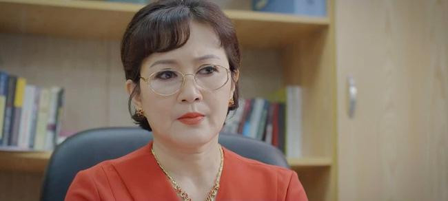 Bà Nhung xem hồ sơ của Trang vẫn chẳng phát hiện ra sự lạ