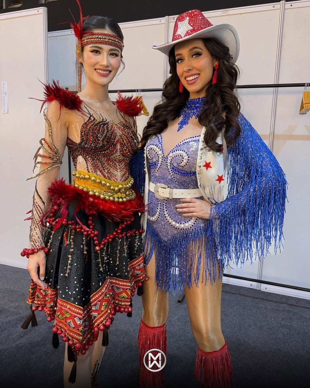 Hoa hậu Ý Nhi luôn tích cực giao lưu với các thí sinh khác.