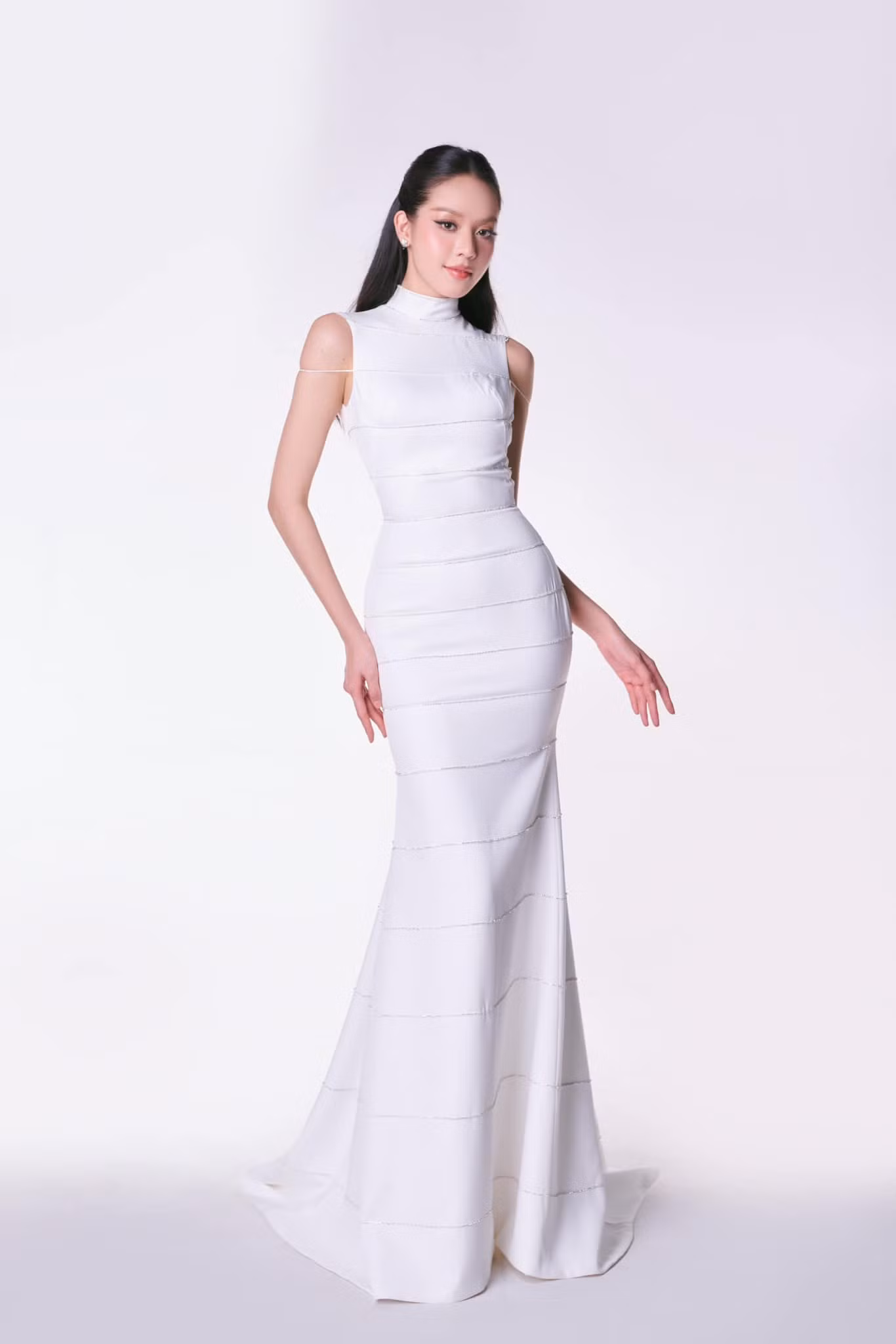 Thanh Thủy chọn trang phục thanh lịch cho vòng phỏng vấn.