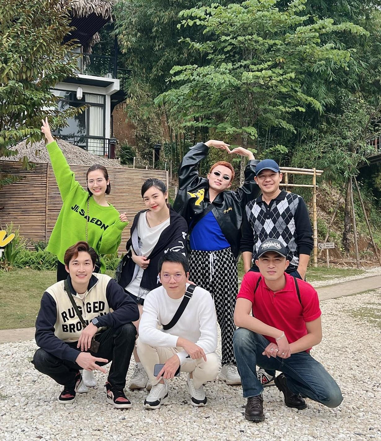 Quỳnh Kool bất ngờ lộ diện cùng đoàn làm phim Thương Ngày Nắng Về Quỳnh Kool bất ngờ lộ diện cùng đoàn làm phim Thương Ngày Nắng Về