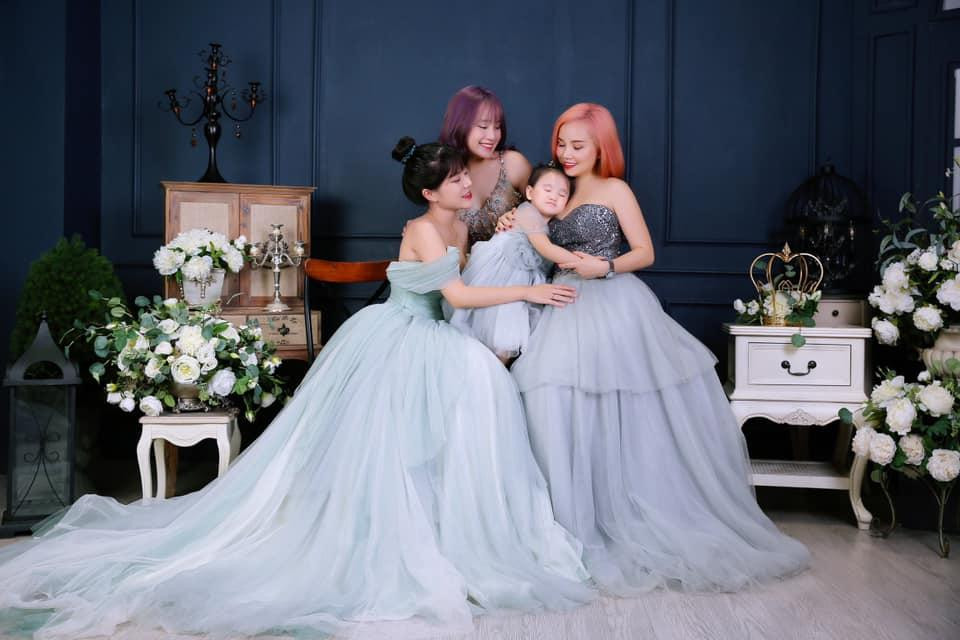 Hoàng Yến có ba con gái sau 4 cuộc hôn nhân. Hoàng Yến có ba con gái sau 4 cuộc hôn nhân.