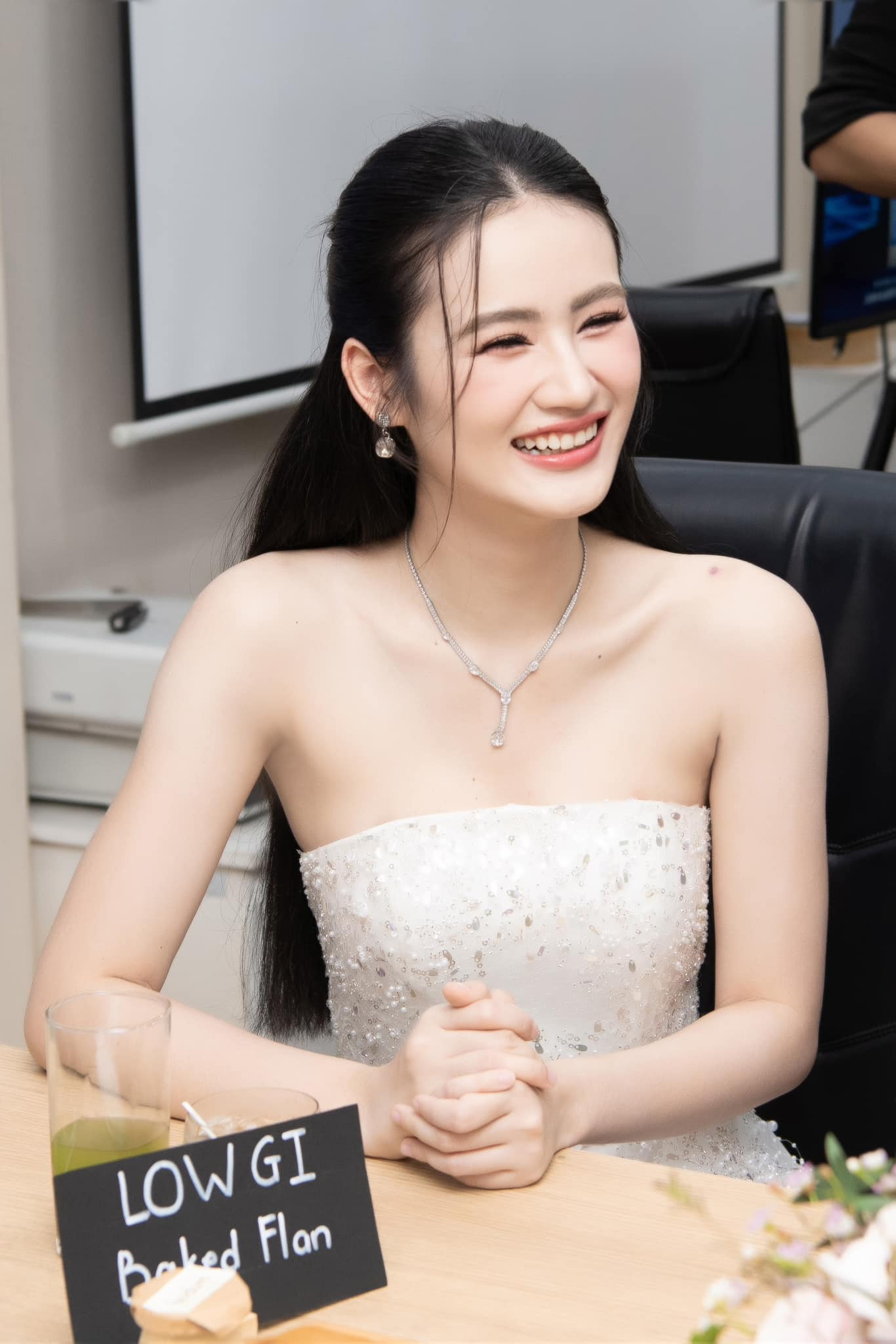 Hoa hậu Ý Nhi có thứ hạng chưa được tốt lắm trong bảng dự đoán. Hoa hậu Ý Nhi có thứ hạng chưa được tốt lắm trong bảng dự đoán.