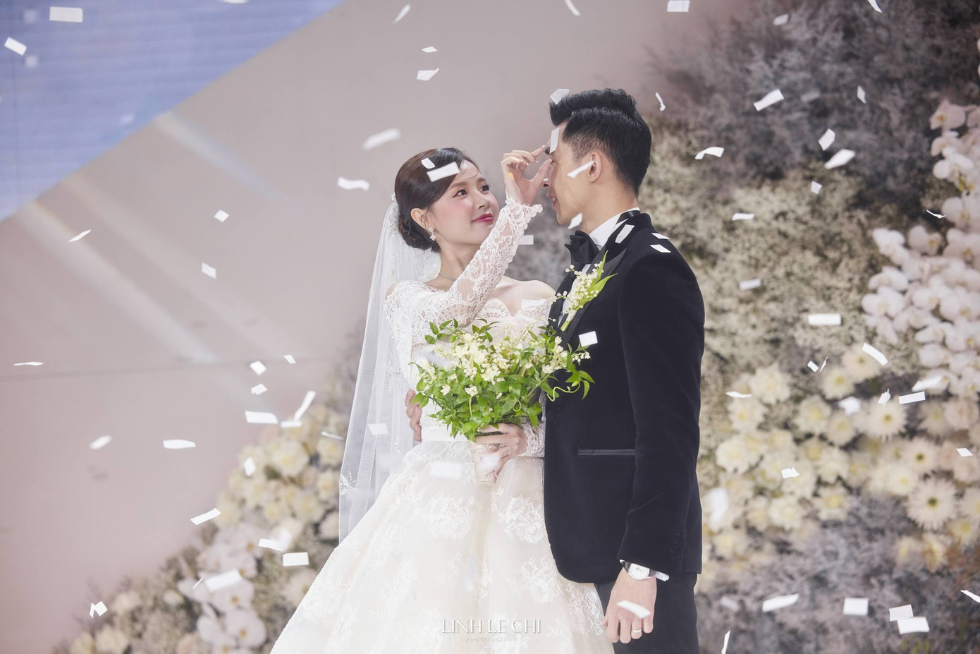 Midu và Minh Đạt lần đầu gặp nhau trên du thuyền. Midu và Minh Đạt lần đầu gặp nhau trên du thuyền.