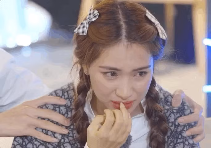 Hòa Minzy bật khóc vì quá mệt mỏi.