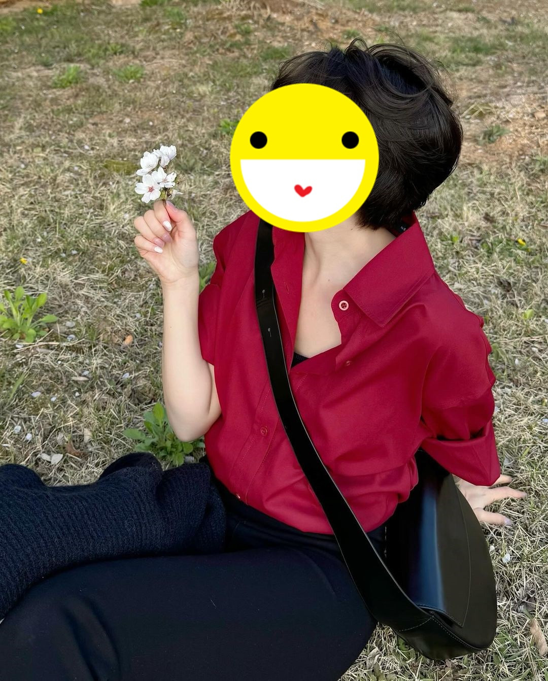 Một số trang mạng suy đoán cô gái bí ẩn là N.L.H.M, một beauty influencer xinh đẹp.