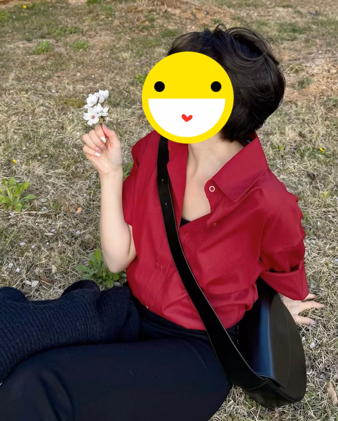 Một số trang mạng suy đoán cô gái bí ẩn là N.L.H.M, một beauty influencer xinh đẹp.
