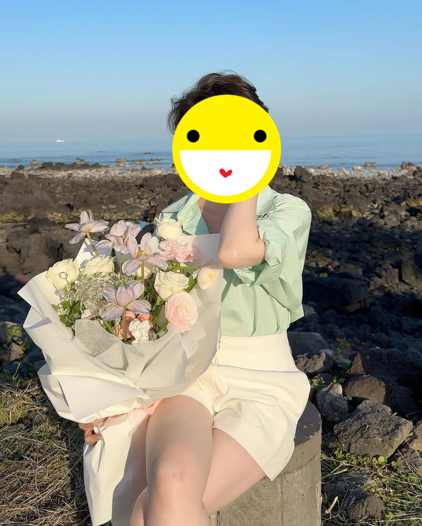 Một số trang mạng suy đoán cô gái bí ẩn là N.L.H.M, một beauty influencer xinh đẹp.