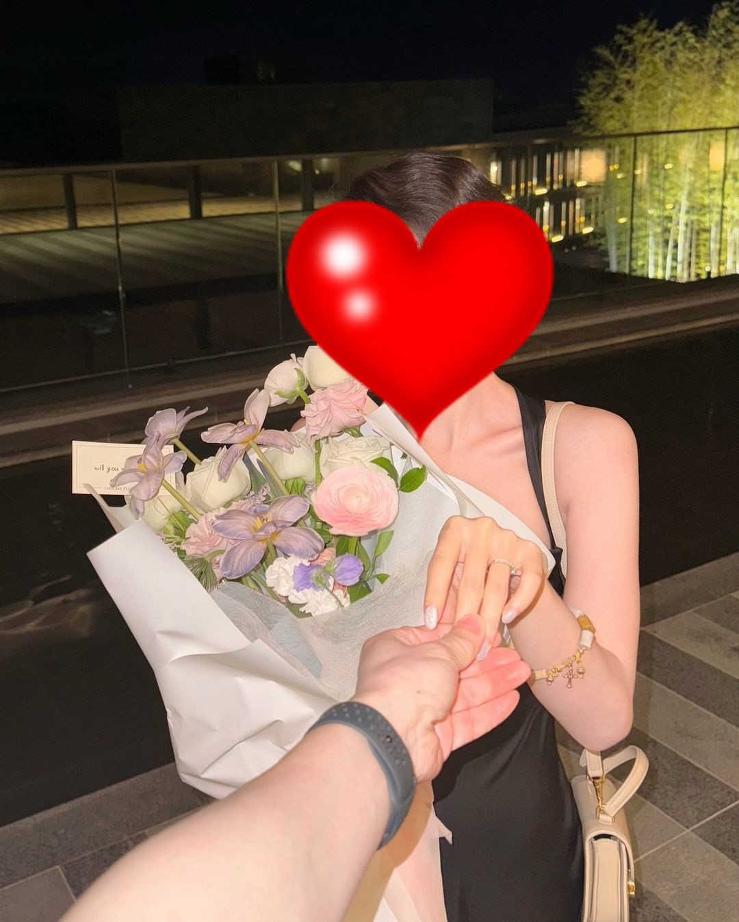 Beauty influencer H.M khoe ảnh được cầu hôn tại Hàn Quốc.