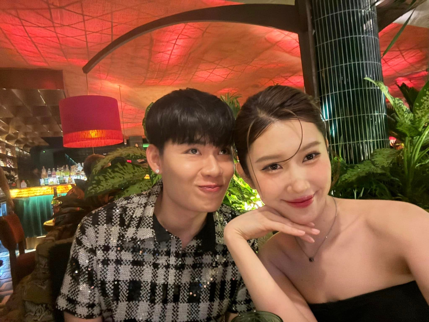 Thúy Ngân đăng ảnh đi ăn với &quot;anh trai&quot; Quang Trung...