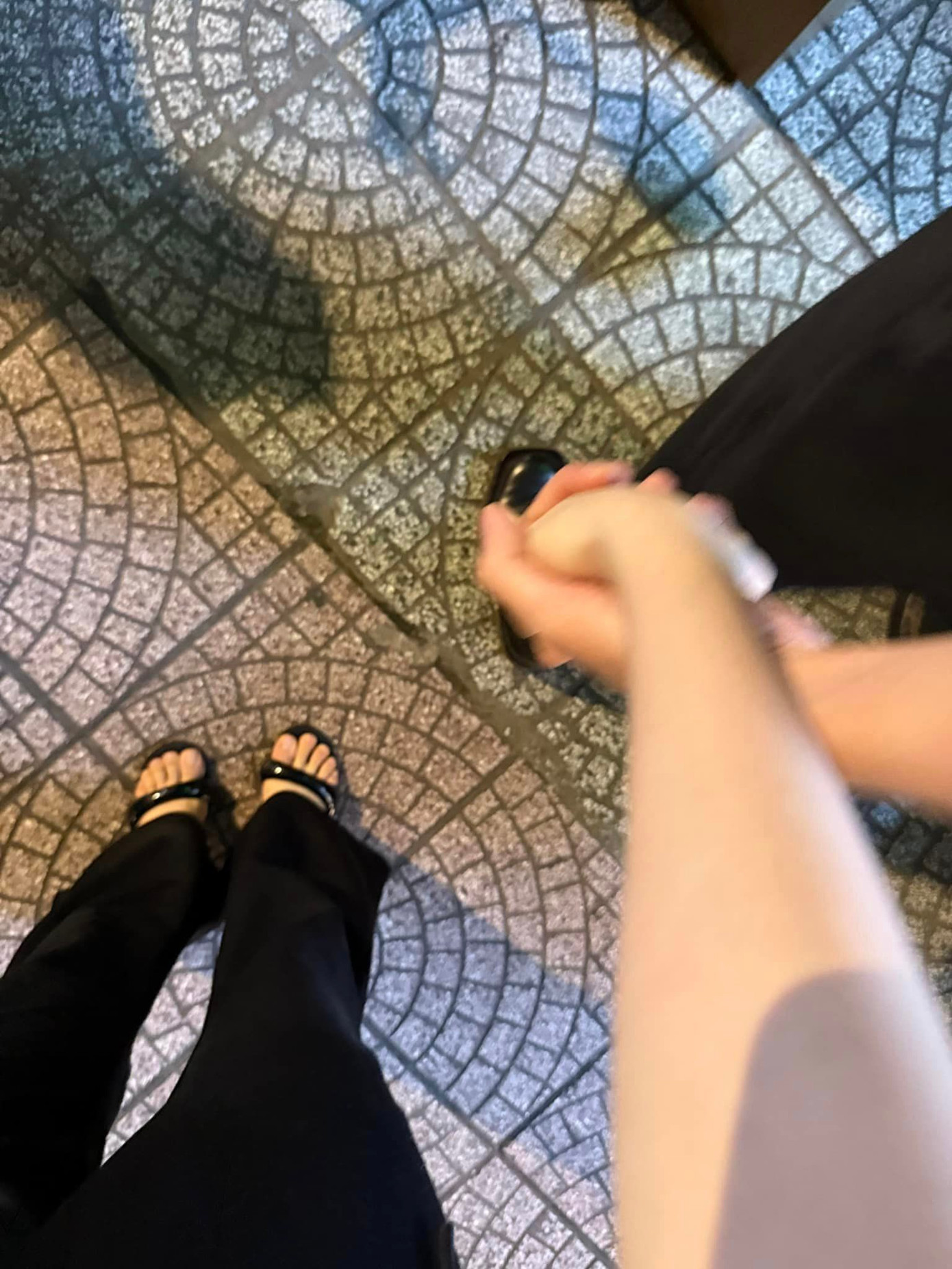 ... nhưng lại có ảnh nắm tay chàng trai giấu mặt.