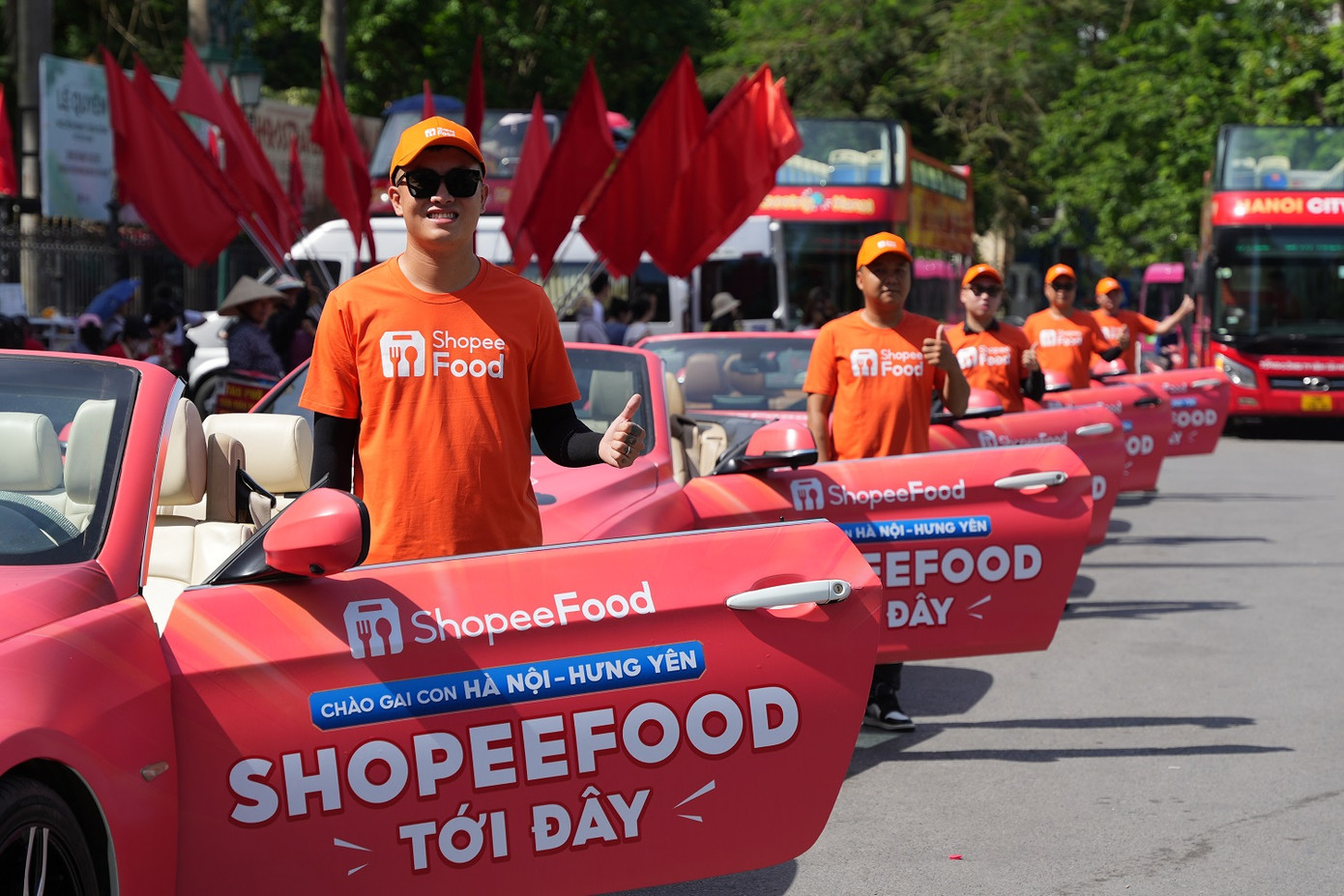 Mọi cung đường dẫn đến concert đều bị ShopeeFood “xâm chiếm”, lan tỏa năng lượng rực lửa để đón chào Gai Con.