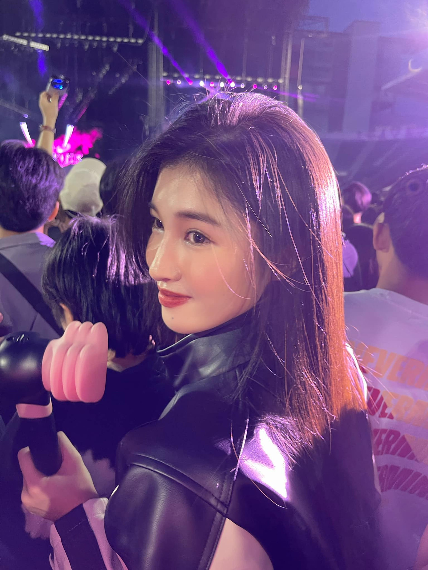 Cô nàng xinh đẹp rực rỡ giữa đám đông Cô nàng xinh đẹp rực rỡ giữa đám đông