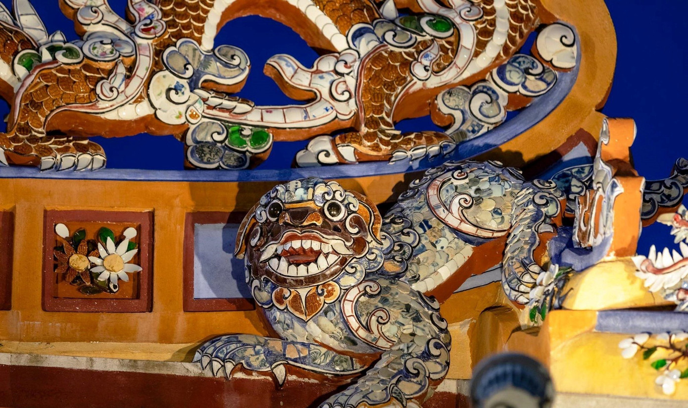 Phim còn kể về nghệ thuật khảm sành ở cố đô Huế.