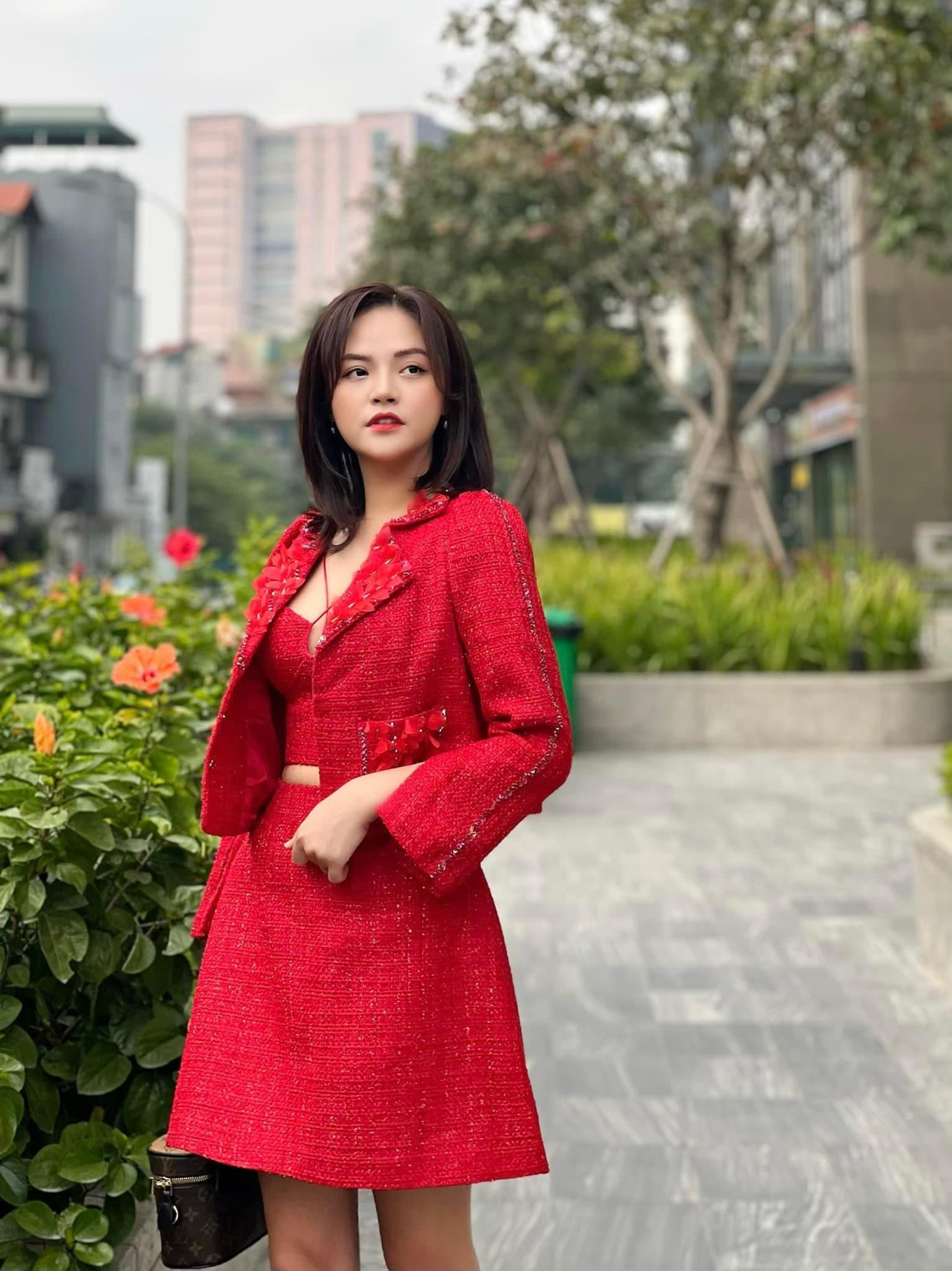 Nữ diễn viên được khen xinh đẹp hơn trước. Nữ diễn viên được khen xinh đẹp hơn trước.