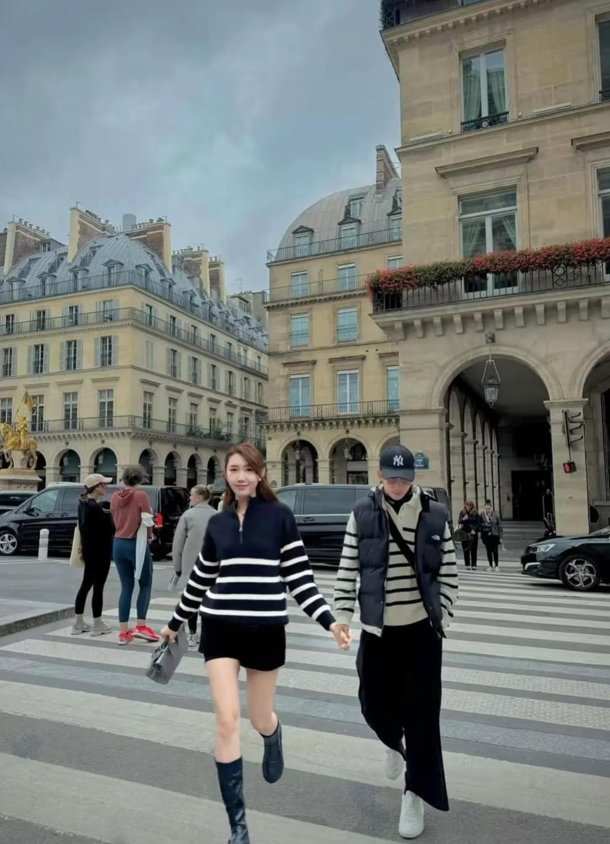 Vậy là khán giả đã ghép ảnh để Thúy Ngân - Võ Cảnh nắm tay nhau. Vậy là khán giả đã ghép ảnh để Thúy Ngân - Võ Cảnh nắm tay nhau.