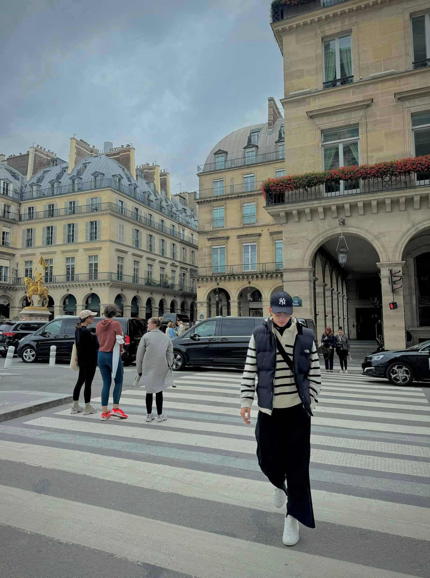 Vậy là khán giả đã ghép ảnh để Thúy Ngân - Võ Cảnh nắm tay nhau. Vậy là khán giả đã ghép ảnh để Thúy Ngân - Võ Cảnh nắm tay nhau.