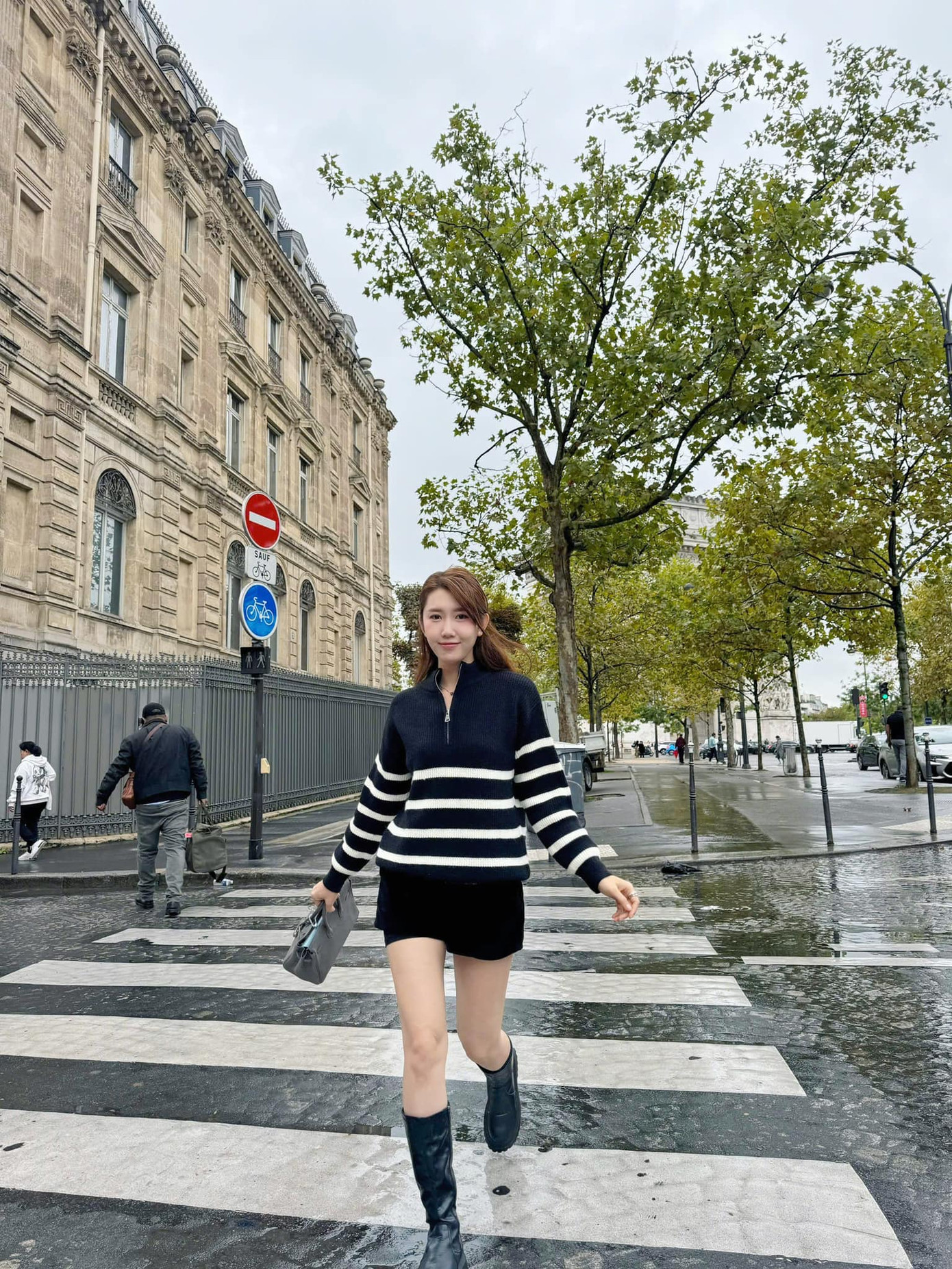 Vậy là khán giả đã ghép ảnh để Thúy Ngân - Võ Cảnh nắm tay nhau. Vậy là khán giả đã ghép ảnh để Thúy Ngân - Võ Cảnh nắm tay nhau.