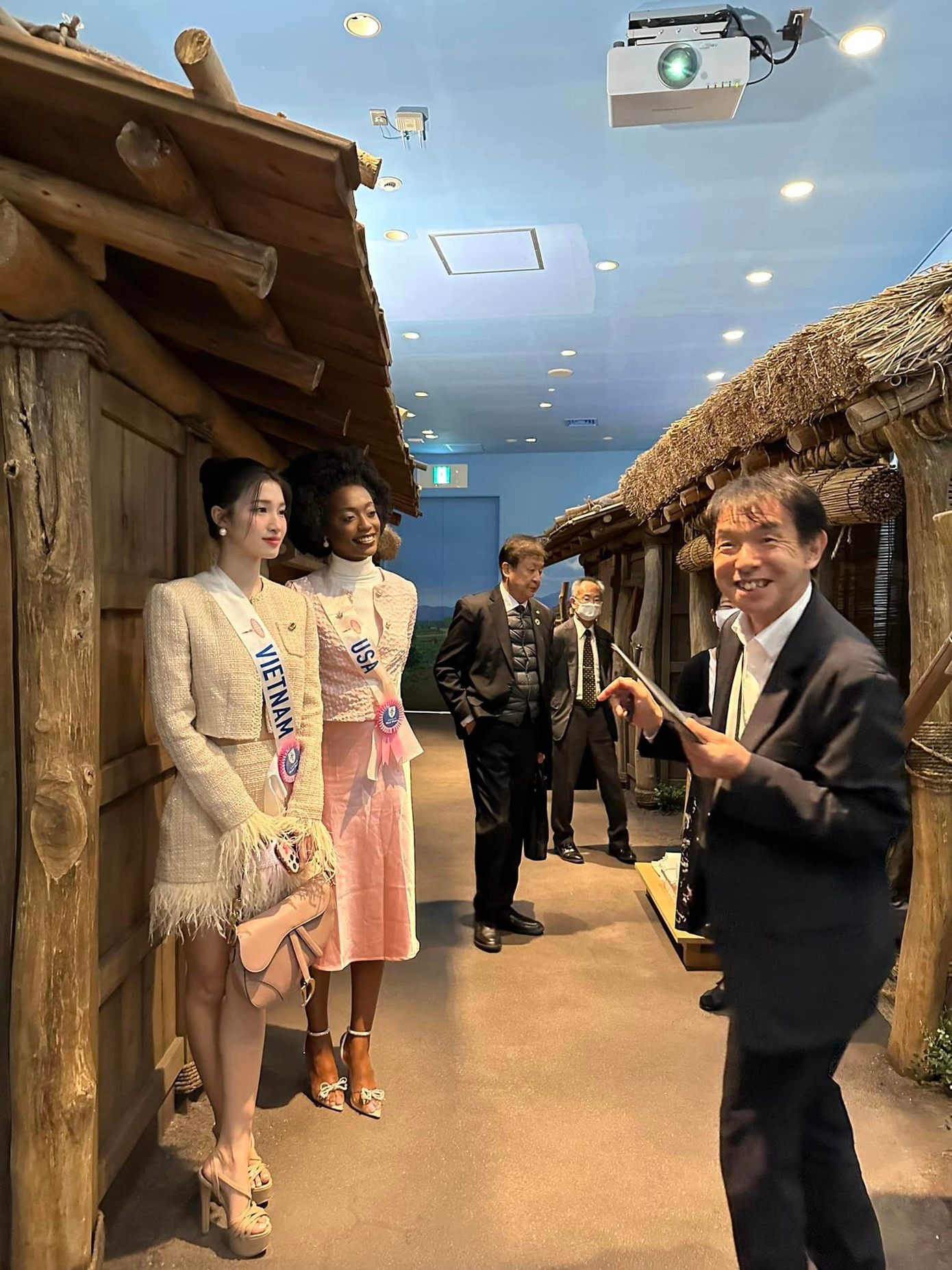 Phương Nhi luôn tươi tắn thân thiện trong các hoạt động bên lề cuộc thi.