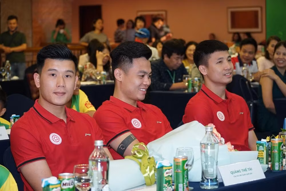 Các cầu thủ Đội tuyển Quốc gia tham dự họp báo sáng 17.05 tại Hà Nội Các cầu thủ Đội tuyển Quốc gia tham dự họp báo sáng 17.05 tại Hà Nội