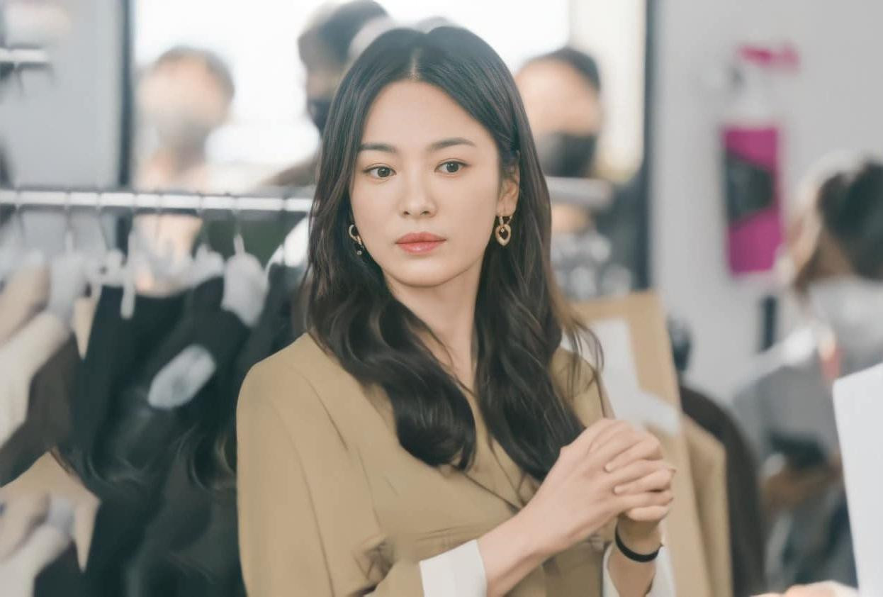 Tạo hình của Hye Kyo trong phim mới. Tạo hình của Hye Kyo trong phim mới.
