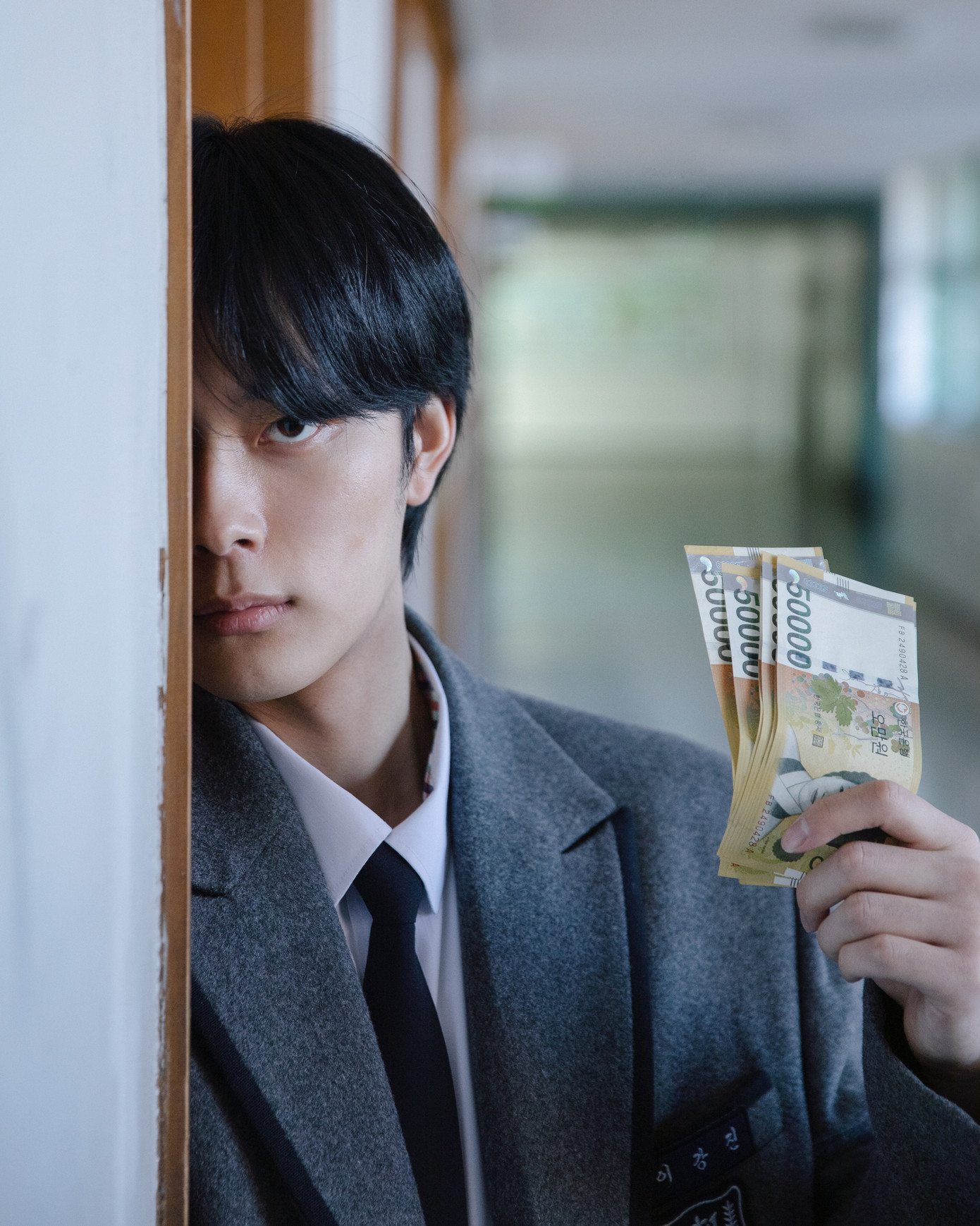 Kang Jin nhanh chóng thành trùm cho vay nặng lãi trong trường.