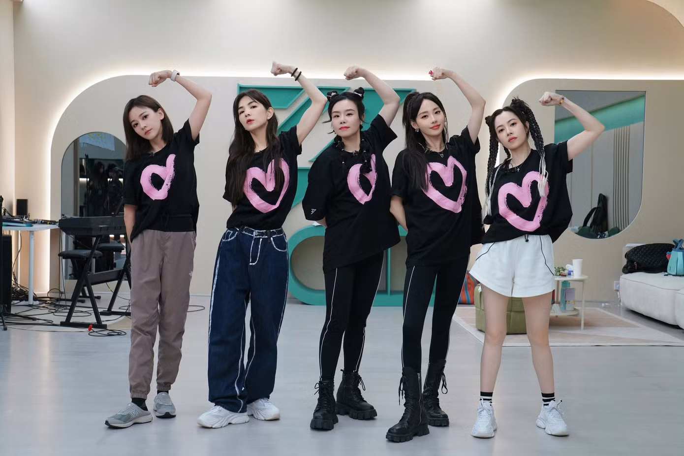 Còn Ella có nhóm 5 thành viên