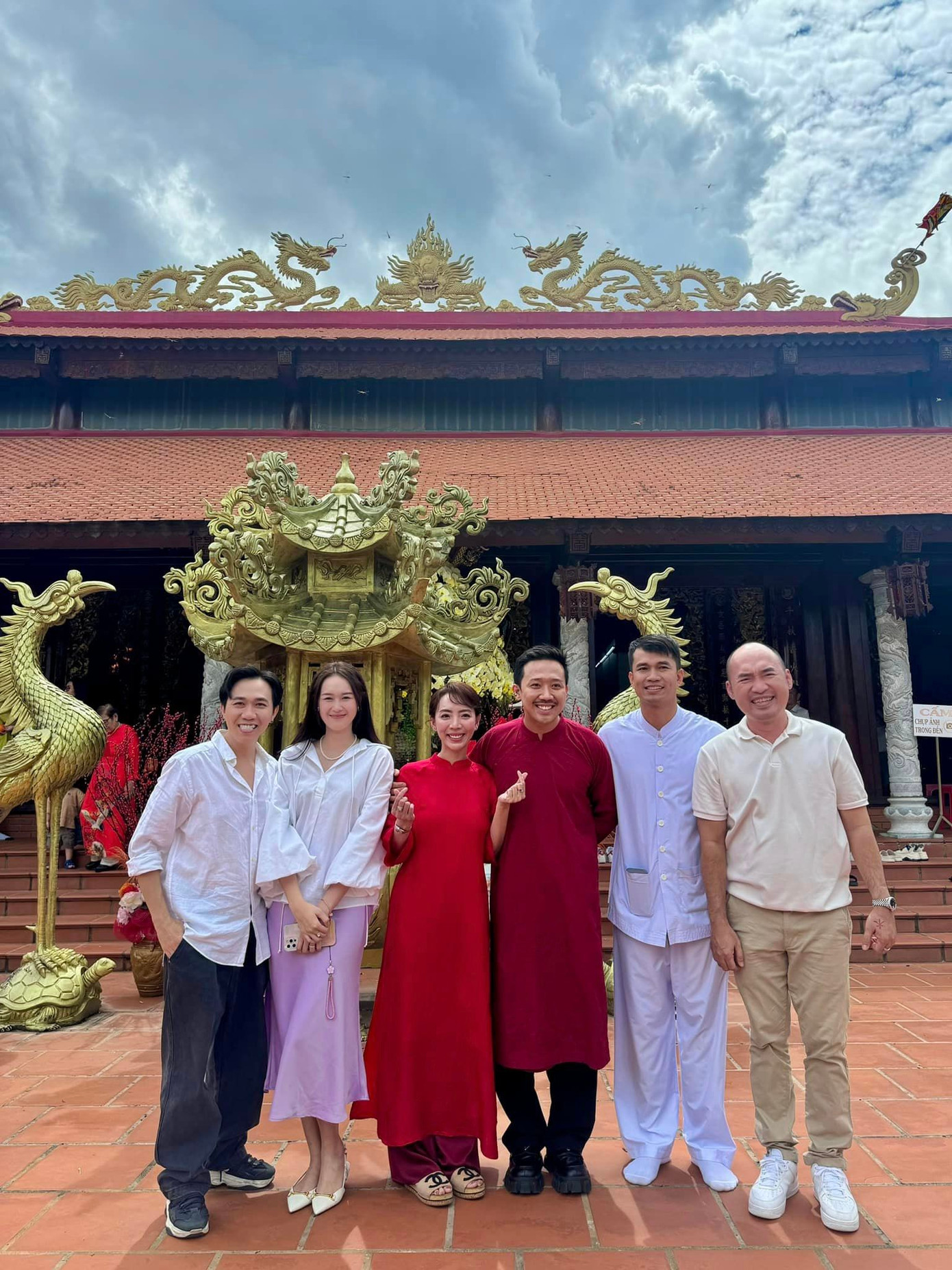 Trấn Thành đi lễ Tổ nghề cùng vợ chồng các đồng nghiệp. Trấn Thành đi lễ Tổ nghề cùng vợ chồng các đồng nghiệp.