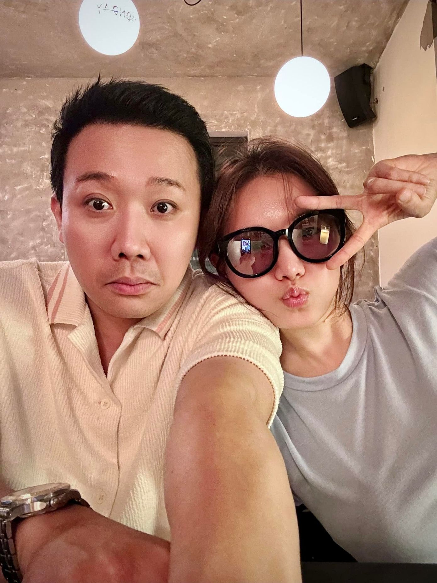 Nam MC đi lễ một mình mà thiếu vắng Hari Won. Nam MC đi lễ một mình mà thiếu vắng Hari Won.