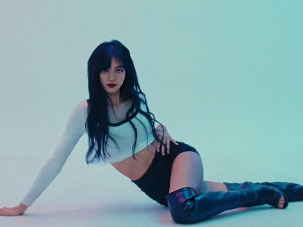 Chân Lisa quá dài nên rất khó để thu trọn được đôi chân vào khung hình