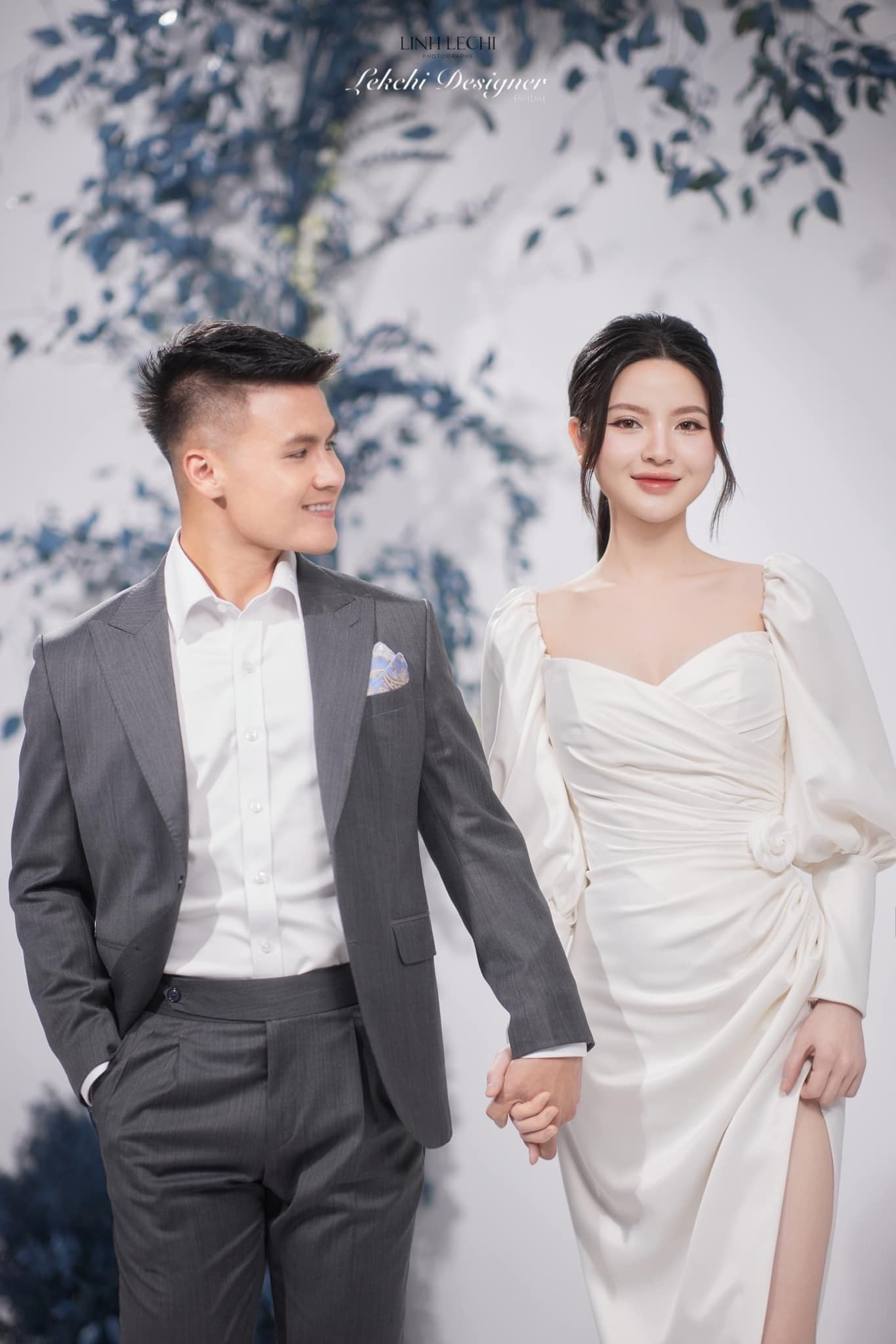 Quang Hải và Chu Thanh Huyền còn một tiệc cưới nữa diễn ra ngày 6/4 tới đây. Quang Hải và Chu Thanh Huyền còn một tiệc cưới nữa diễn ra ngày 6/4 tới đây.