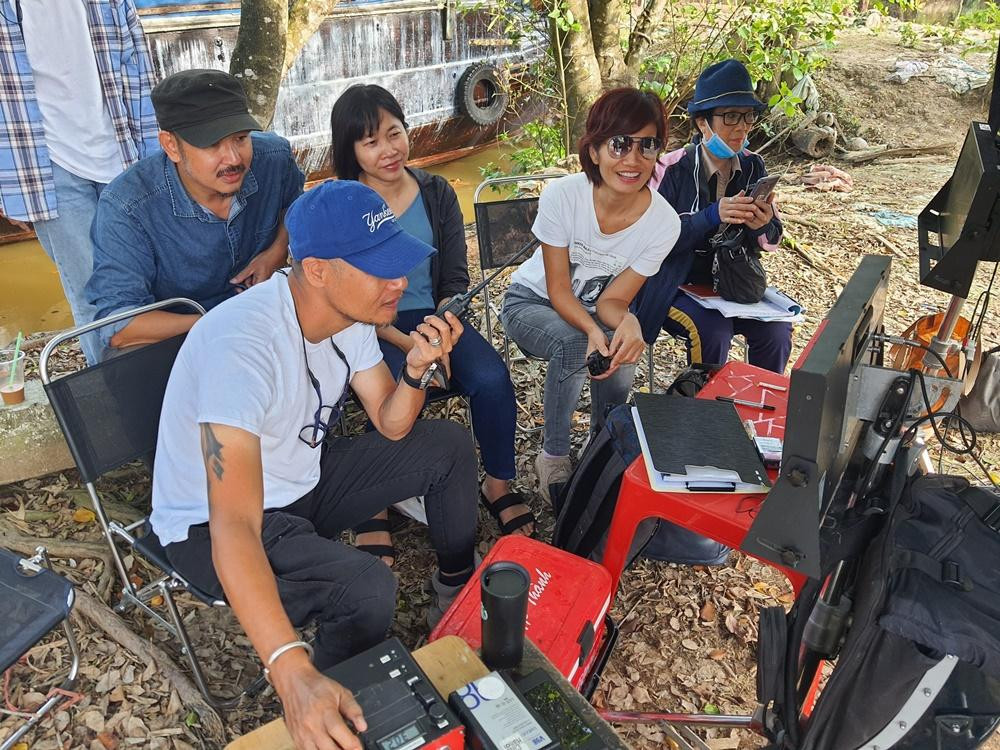 Nhà văn Nguyễn Ngọc Tư trên trường quay.