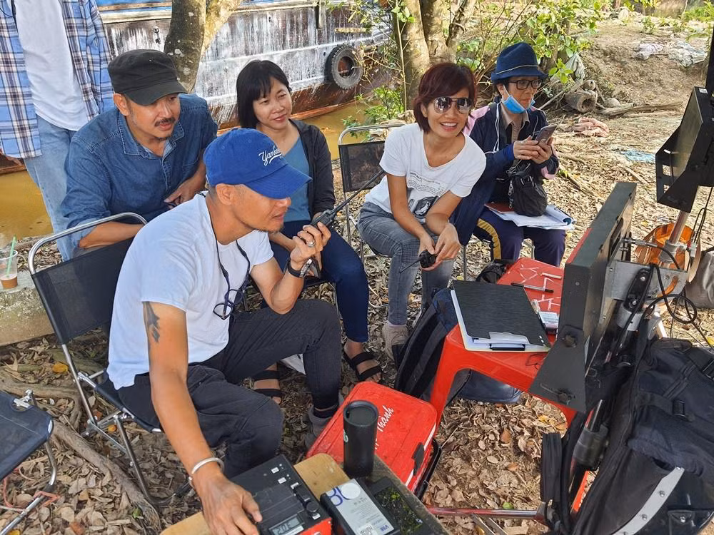 Nhà văn Nguyễn Ngọc Tư trên trường quay.