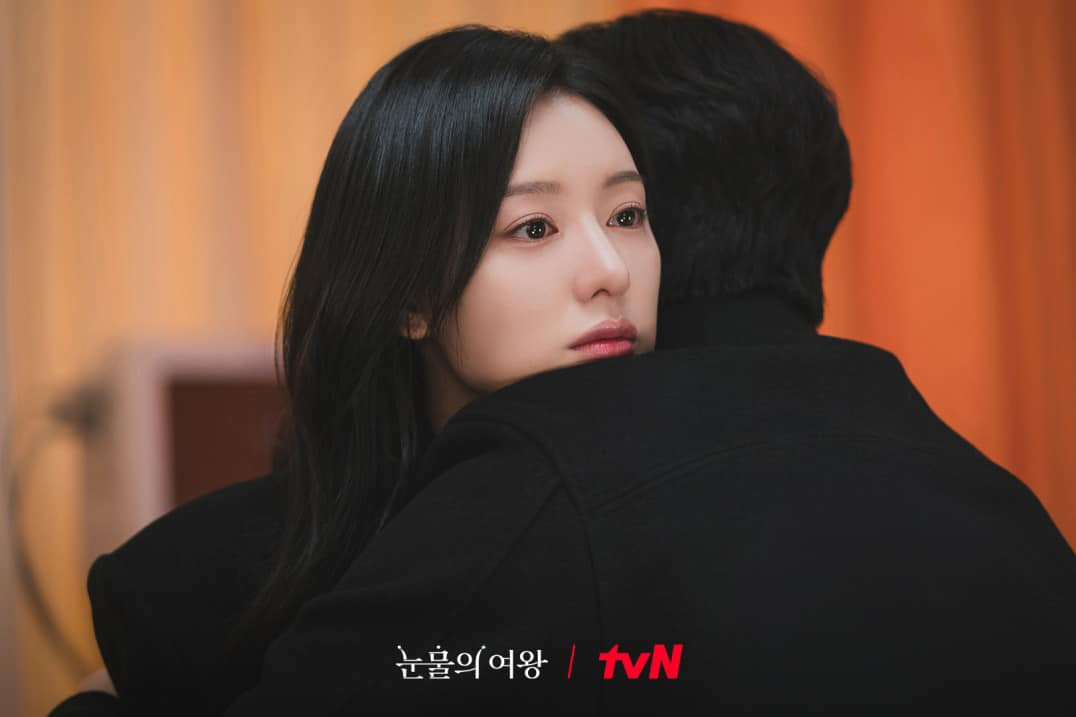 Hae In cũng không còn cứng rắn như những tập đầu tiên. Hae In cũng không còn cứng rắn như những tập đầu tiên.